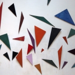 installation-murale-de-triangles-emailles-dans-atelier.jpg